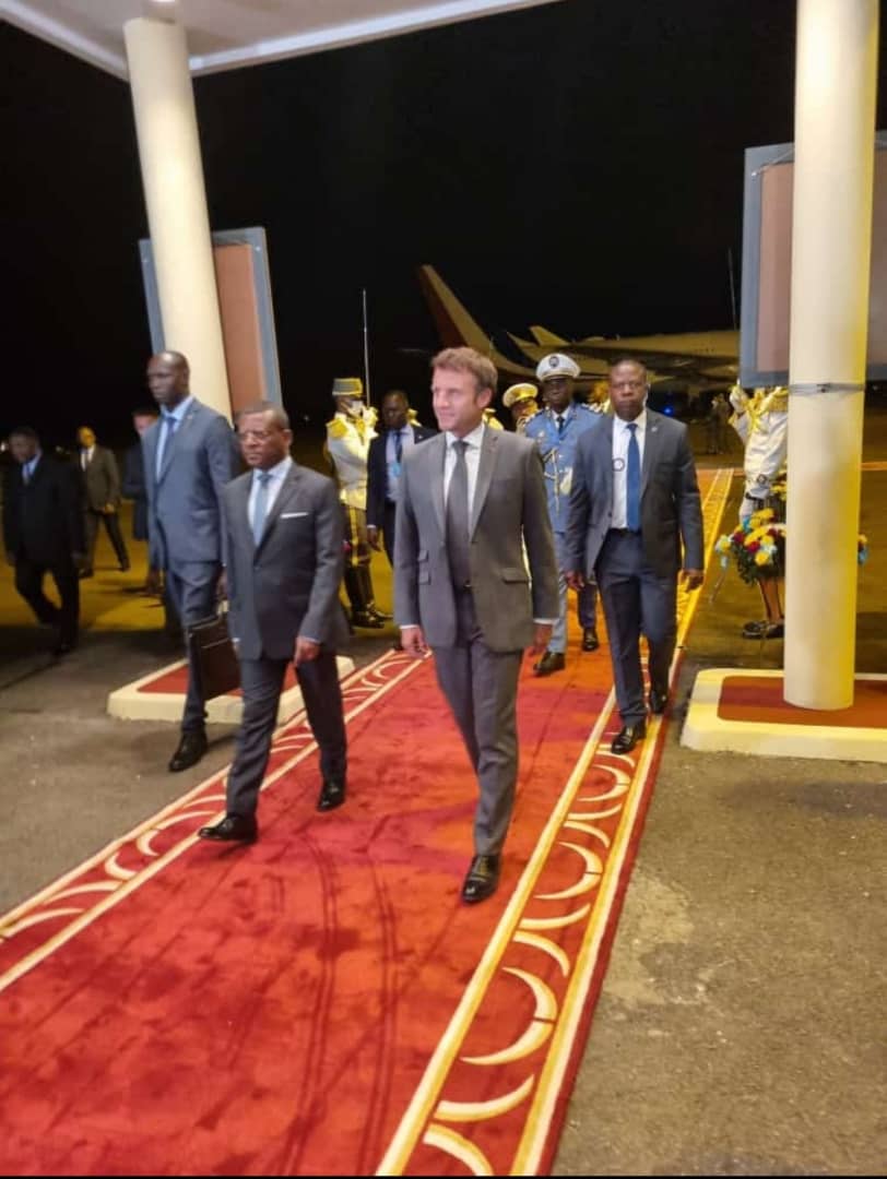 Emmanuel Macron accueilli au Cameroun comme un misérable