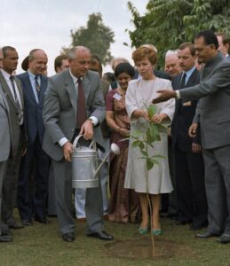 En visite en Inde, Mikhaïl Gorbatchev et son épouse Raïssa plantent traditionnellement un arbre