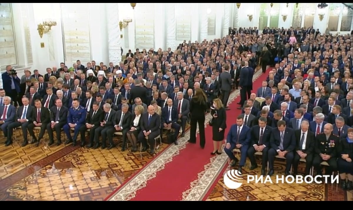 Les participants à la cérémonie de signature des traités sur l’entrée de nouveaux territoires en Russie se réunissent au Kremlin