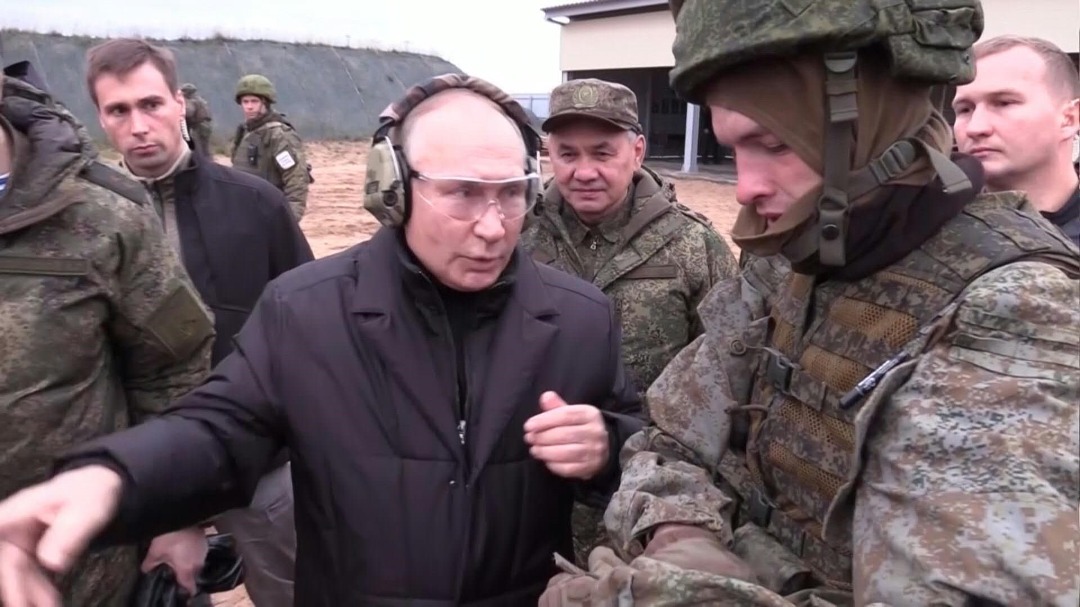 Vladimir Poutine endosse le costume des snipers dans un centre d’entraînement pour encourager ses soldats