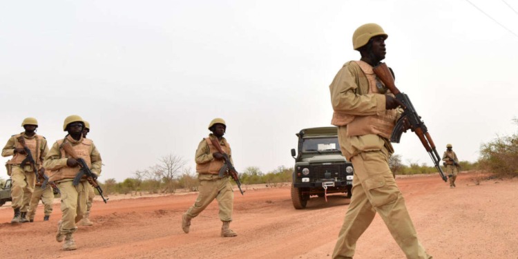 Burkina Faso : les terroristes attaquent une base militaire dans la ville assiégée de Djibo