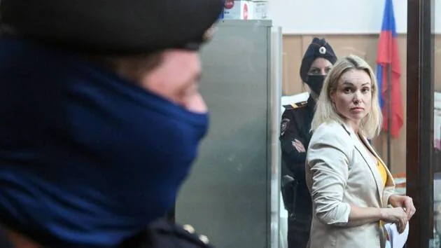 Accusée d’avoir diffusé de fausses informations sur l’armée russe, la journaliste Marina Ovsiannikova activement recherchée