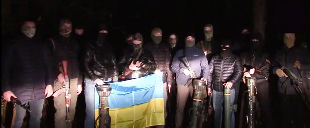 Les équipes armées “patriotes” sont prêtes à agir contre Zelensky chez eux en Ukraine