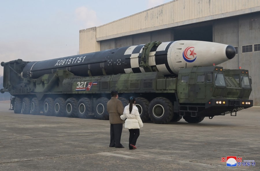 Corée du Nord : Kim Jong-un dévoile sa fille lors d’un essai de missile balistique