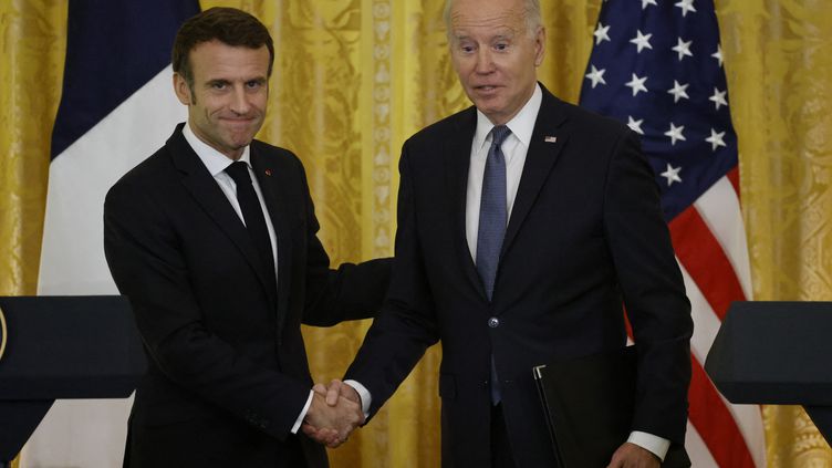 “Baiser de la mort”: la longue poignée de main de Joe Biden à Macron suscite un tollé