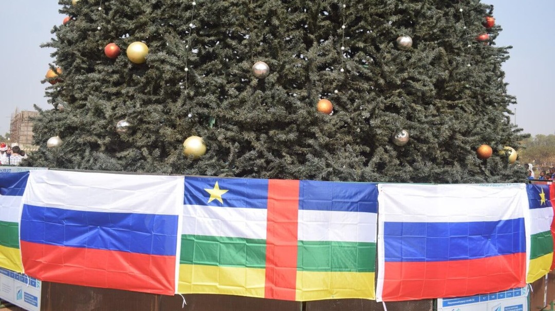La Russie installe un arbre de Noël dans la capitale centrafricaine 