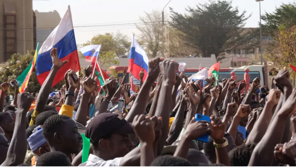 “À bas la France!”: des milliers de manifestants dans les rues de Ouagadougou
