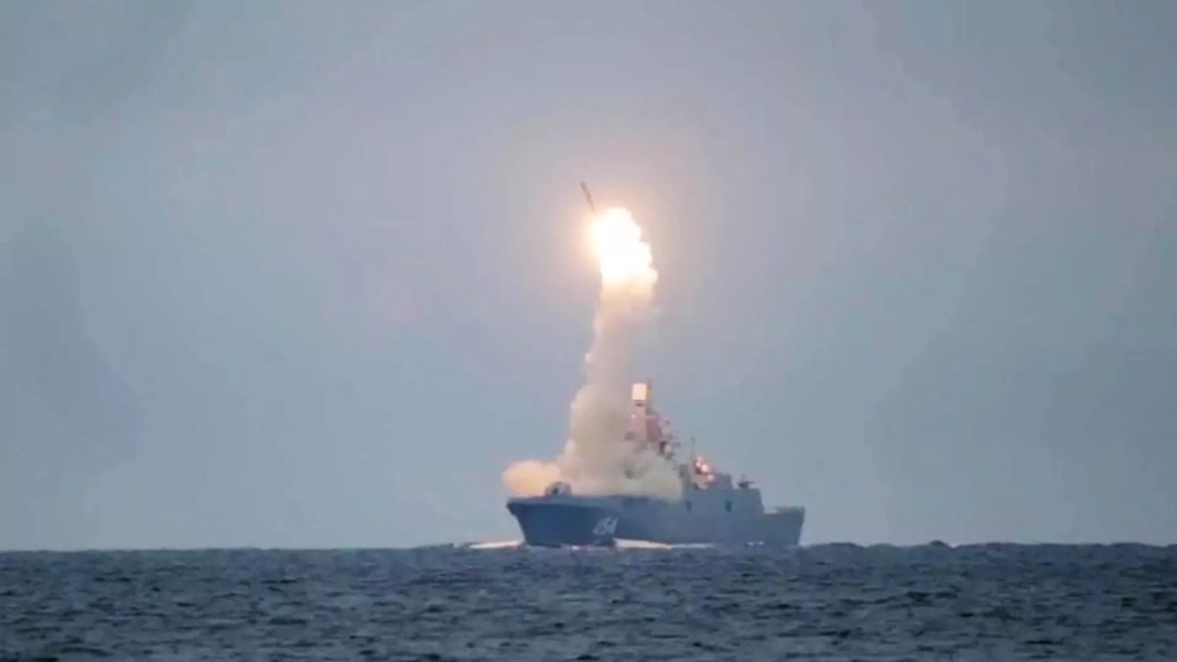 Poutine ordonne la mise en service d’une frégate équipée de missiles hypersoniques Zircon