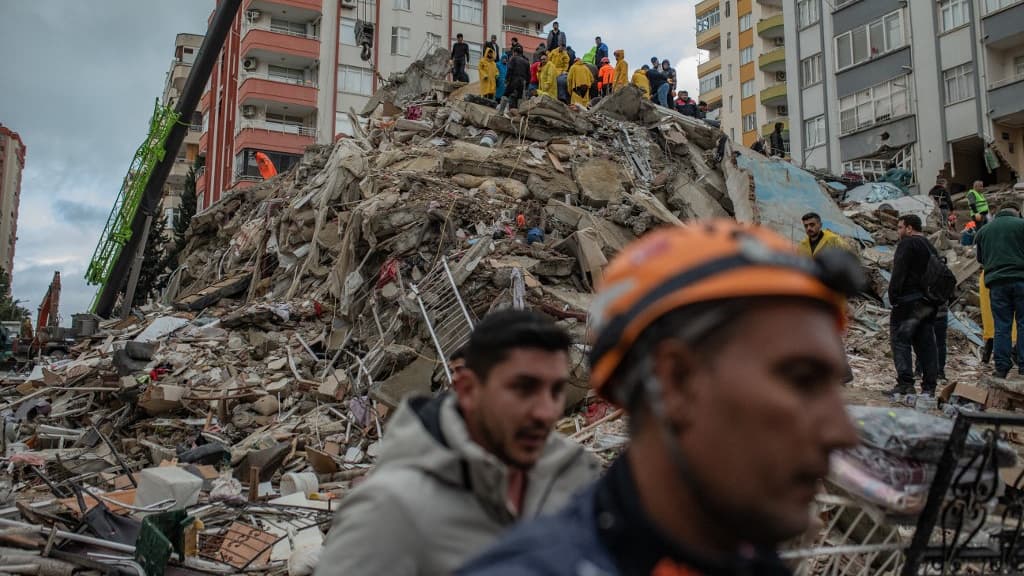 Séisme en Turquie et en Syrie : Plus de 2300 morts selon le bilan provisoire