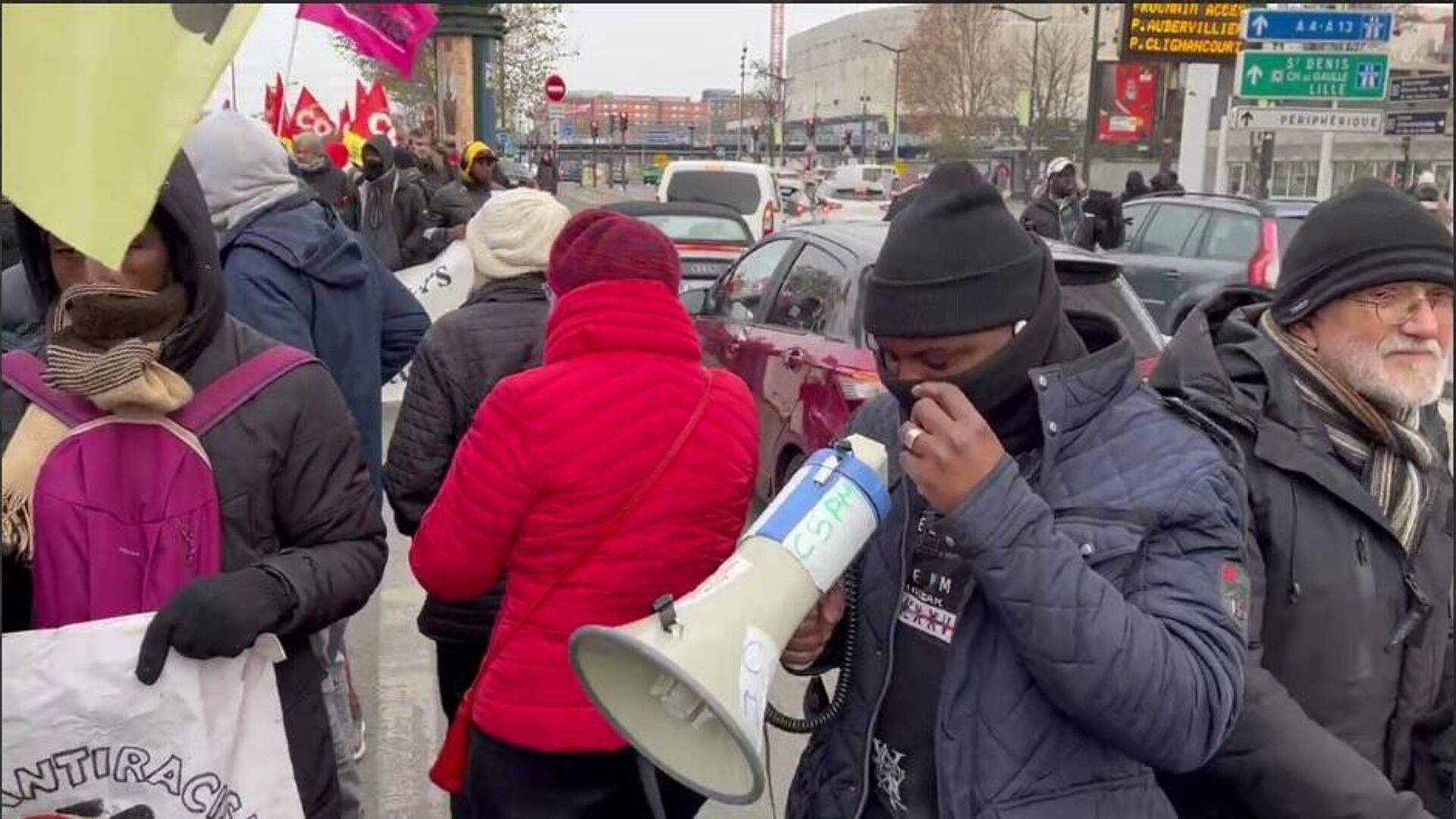 Des migrants africains dans les rues de Paris contre une loi sur la migration ; les détails