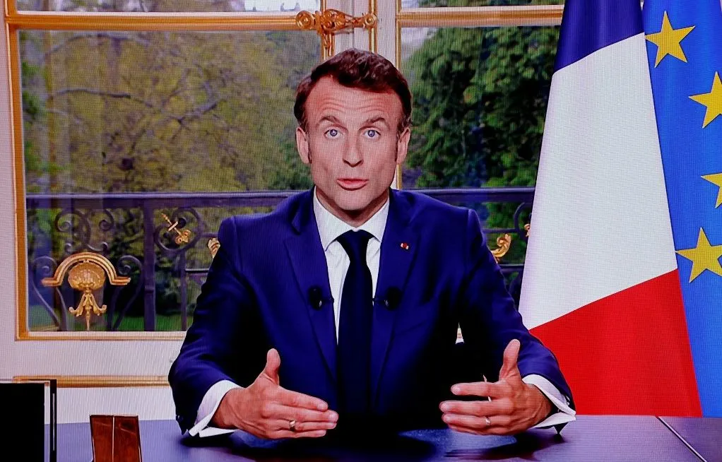 « Un gouvernement corrompu » : Le président Macron vomi lors d’une sortie médiatique (Vidéo)